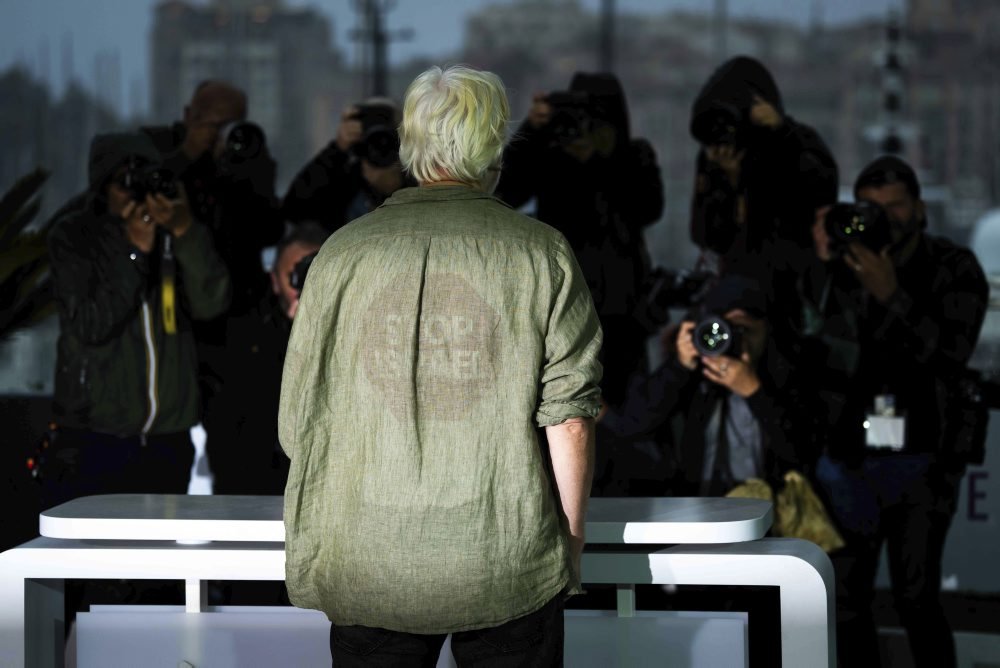 🇮🇱🇵🇸🕊️ FLASH - Julian Assange est apparu à Cannes portant un tee-shirt avec les noms de 4 986 enfants palestiniens tués par l’armée israélienne.

👉 L’ONU avertit que 14 000 bébés risquent de mourir dans les 48 heures à Gaza sans aide humanitaire.