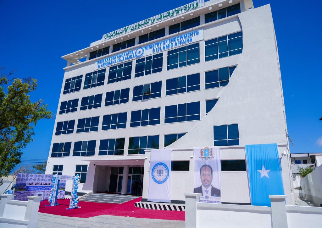 HassanSMohamud's tweet image. Today, I have inaugurated the newly constructed headquarters of the Ministry of Endowments & Islamic Affairs. The completion of this project represents a significant step forward in strengthening our institutional infrastructure & enhance the quality of public service delivery.