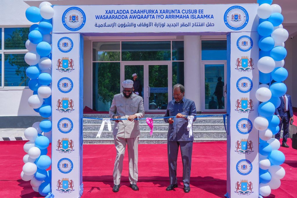 HassanSMohamud's tweet image. Today, I have inaugurated the newly constructed headquarters of the Ministry of Endowments & Islamic Affairs. The completion of this project represents a significant step forward in strengthening our institutional infrastructure & enhance the quality of public service delivery.