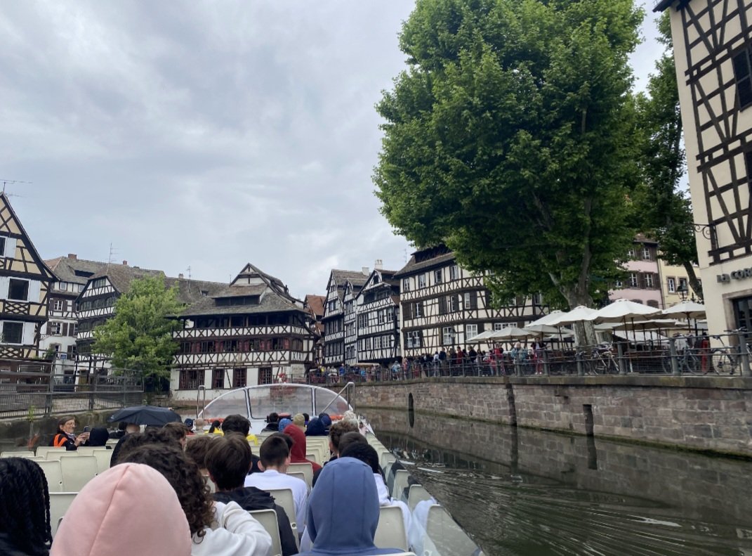 CollegeBarres's tweet photo. Les élèves des Cordées ont profité d’une journée enrichissante à Strasbourg organisée par 4 étudiants de Polytech: la cathédrale et son horloge astronomique, quartier de la Petite France en bateau, musée historique de Strasbourg, planétarium du Jardin des sciences. https://t.co/s1CILyCyit