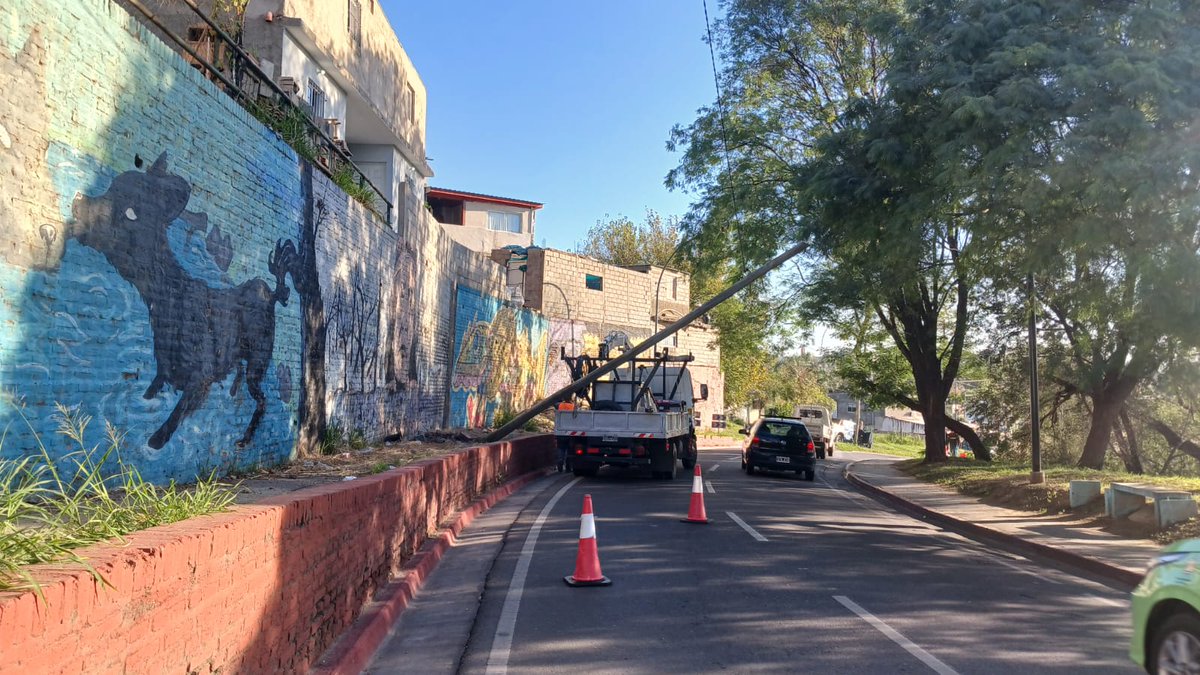 UEREmunicba's tweet photo. 🧤Trabajamos para prevenir, cuidar y proteger a los Cordobeses 🤝
🌬️Tras los fuertes vientos registrado el finde, nuestro personal estuvo realizando relevamiento preventivo en sectores de costanera norte y sur de la ciudad. 🚧
@MuniCba @PasseriniOk @GobiernoMuniCba @Dean_Rodrigo https://t.co/GcV1rVzNs3