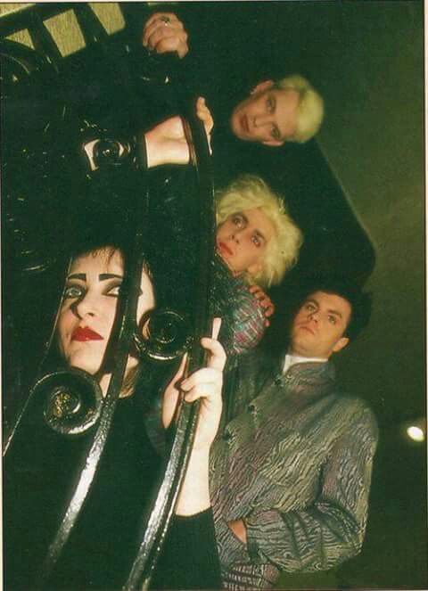 ALetterToElisez's tweet image. Heya! I'm Robin but you may also call me Elise, my account is mainly The Cure themed but i post other bands/artists/interests a lot too!!
More information of this account on my strawpage: ➡️alettertoelisez.straw.page
My music strawpage: elisesmusic.straw.page