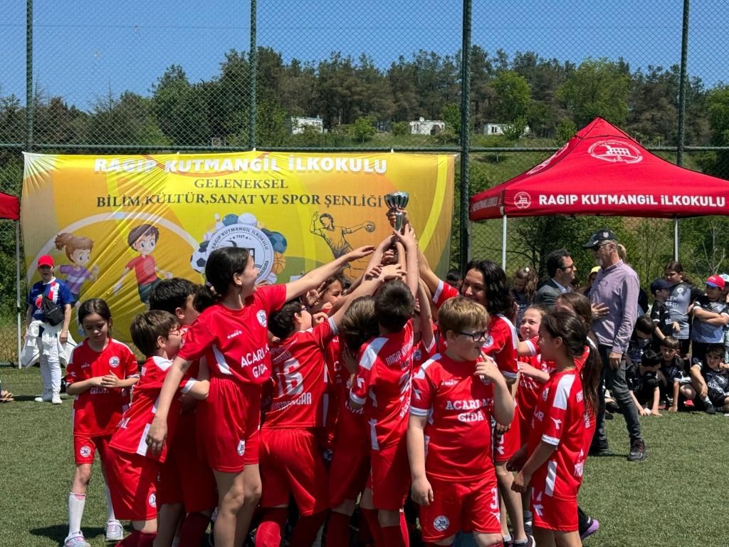 Ragıp Kutmangil İlkokulu Eyüpsultan (@ragipkutmangil) on Twitter photo 🏆🏅🏆
4. Geleneksel Bilim, Kültür, Sanat ve Spor Şenliğimizin en coşkulu organizasyonu olan Sınıflar Arası Futbol ve Kaleli Yakan Top Turnuvamız 3. Sınıflar arasında oynanan karşılaşmalar ile başladı.
<a href="/tcmeb/">Millî Eğitim Bakanlığı</a> <a href="/Yusuf__Tekin/">Yusuf Tekin</a>
<a href="/MucahitYentur/">Murat Mücahit Yentür</a> <a href="/ZelihaYldz/">Zeliha Yıldız</a>
<a href="/istanbulilmem/">İstanbul İl Millî Eğitim Müdürlüğü</a> <a href="/EyupsultanMem/">Eyüpsultan İlçe Millî Eğitim Müdürlüğü</a> 🏆🏅🏆
4. Geleneksel Bilim, Kültür, Sanat ve Spor Şenliğimizin en coşkulu organizasyonu olan Sınıflar Arası Futbol ve Kaleli Yakan Top Turnuvamız 3. Sınıflar arasında oynanan karşılaşmalar ile başladı.
<a href="/tcmeb/">Millî Eğitim Bakanlığı</a> <a href="/Yusuf__Tekin/">Yusuf Tekin</a>
<a href="/MucahitYentur/">Murat Mücahit Yentür</a> <a href="/ZelihaYldz/">Zeliha Yıldız</a>
<a href="/istanbulilmem/">İstanbul İl Millî Eğitim Müdürlüğü</a> <a href="/EyupsultanMem/">Eyüpsultan İlçe Millî Eğitim Müdürlüğü</a>