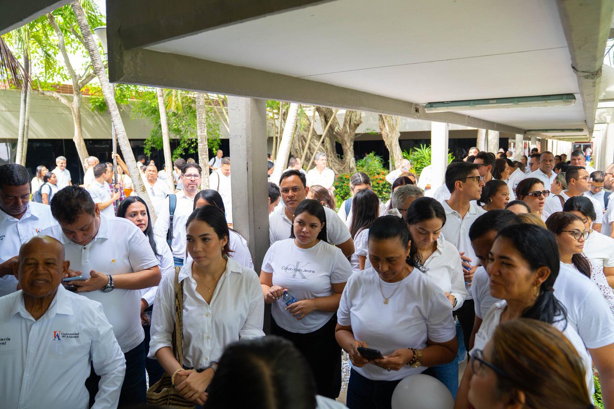 udeatlantico's tweet photo. Estudiantes, docentes, trabajadores y egresados de Uniatlántico participaron en una manifestación pacífica, para enviar un mensaje claro de transparencia, respeto por la vida y compromiso con la sana convivencia. https://t.co/48JVuBe5Bq