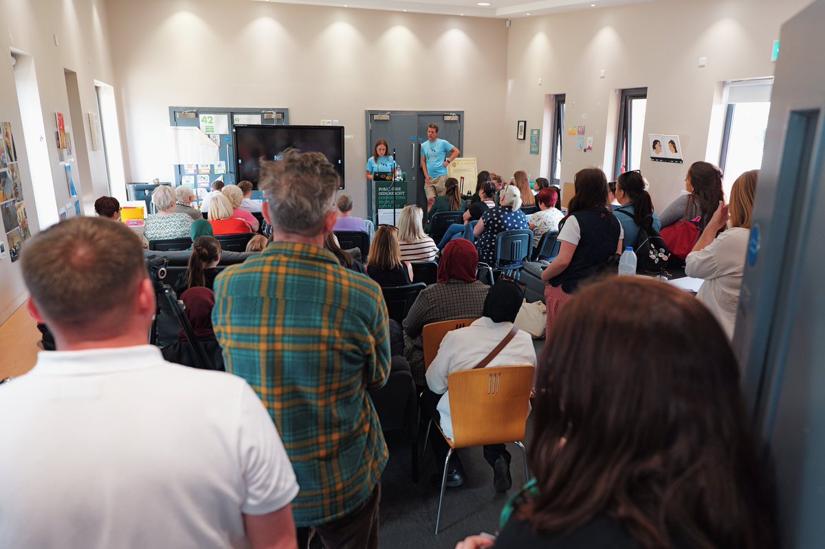 Seoladh Chairt-Fhrithchiníochais na Gaeilge inniu mar chuid de #FNGG25 &amp; bhí an áit plódaithe - léiriú ar thacaíocht an phobail don chairt🙌🏽💪🏾

The launch of the Irish language Antiracist Charter today &amp; there were queues to get in! A showing of the support for the charter🙌🏽💪🏾