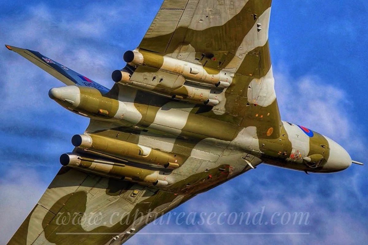 captureasecond's tweet photo. AVRO Vulcan XH558, 2014. #tintriangle #avro #vulcan #xh558 #raf #vintage #noordinaryjob #avgeek #captureasecond https://t.co/qMaCSMawk6