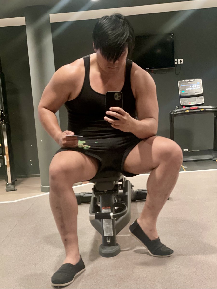 More gym mirror selfies? Don’t mind if I do. 

Weirdly, this gym has a platform. Maybe a bit more attention I want? Or maybe just enough? Lol.