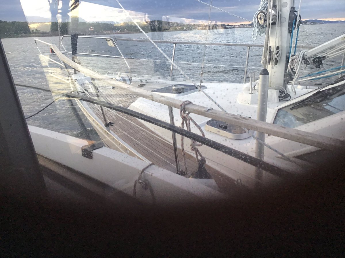 NSSR's tweet image. #redningsselskapet #nssr  #rs166 Bistår seilbåt med starthjelp.