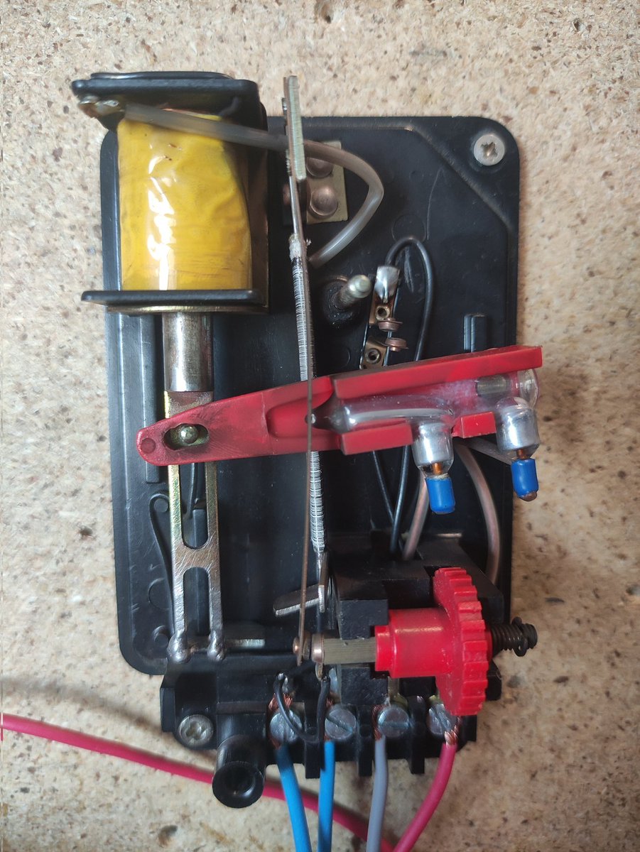 Temporizador de luz de escaleira con interruptor de mercurio.
Xa está reparado.