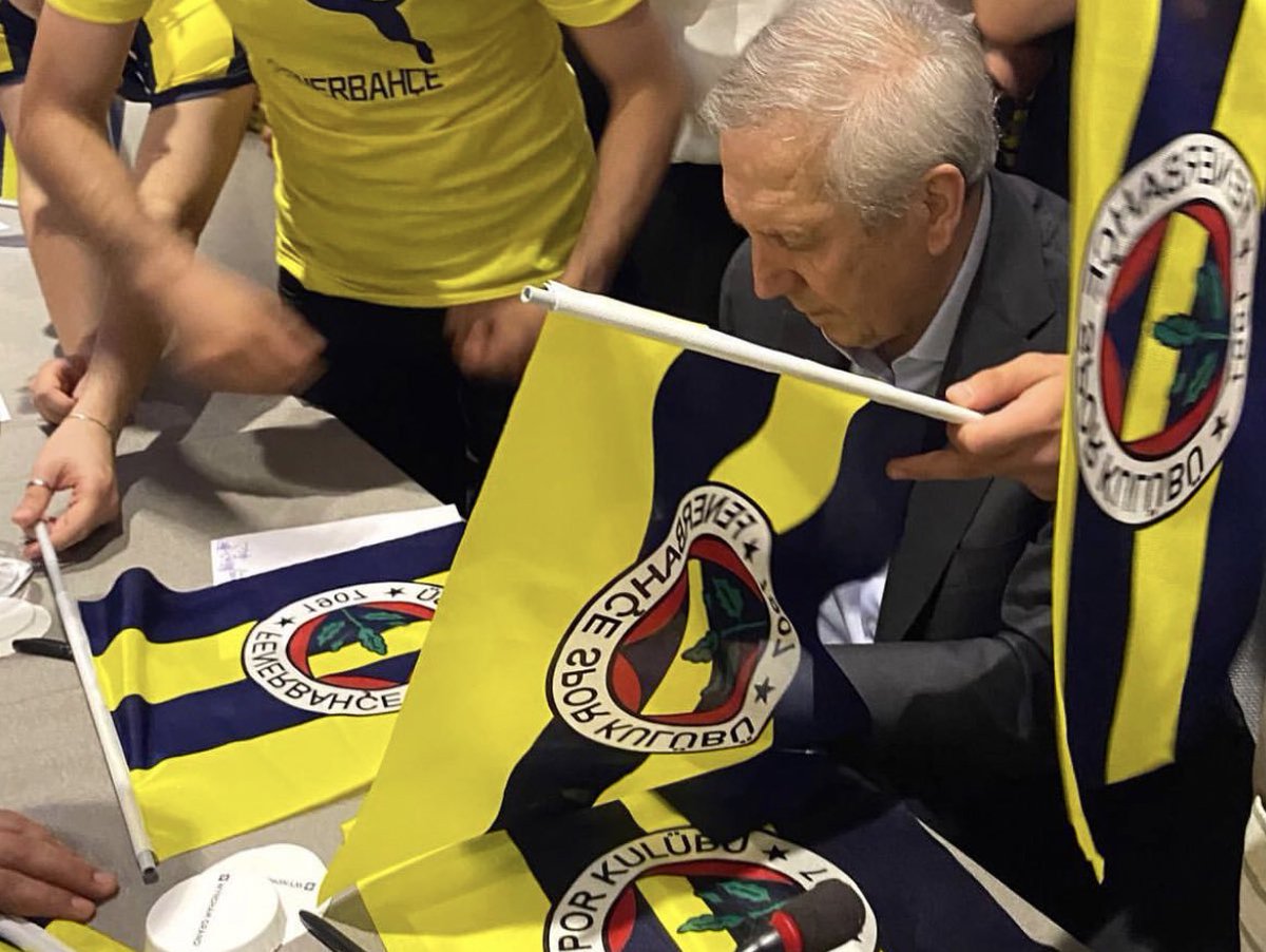 SaracogluSports's tweet photo. Fenerbahçe ona çok yakışıyor!💛💙 https://t.co/fwcP5NhcCw