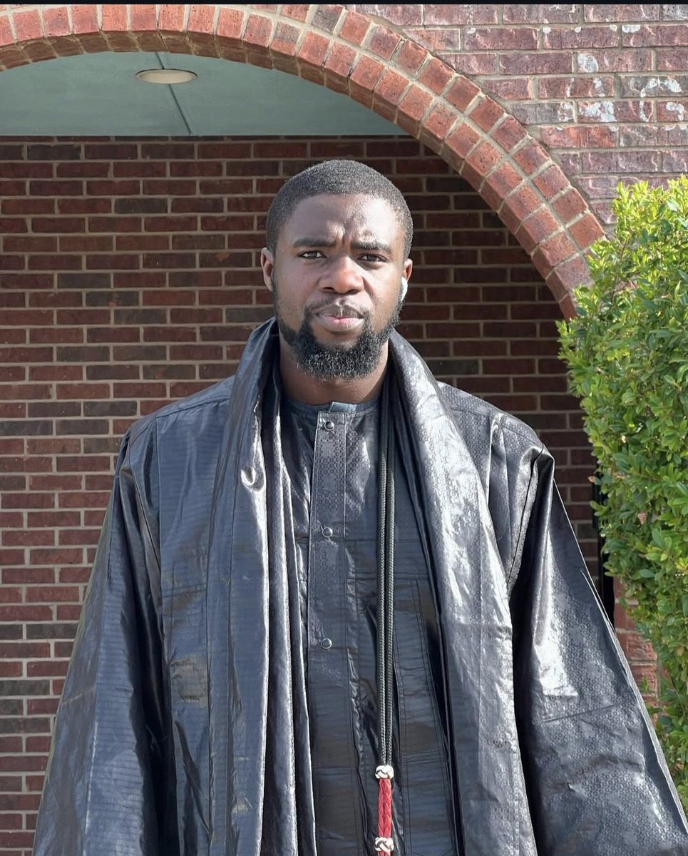 Nous ne devenons pas lumineux en regardant la lumière, mais en affrontant nos propres ténèbres.

On contemple les étoiles et on admire leur éclat mais on oublie que c’est l’obscurité qui les a rendus visibles.

Que Dieu t’agrée, t’aide et t’élève 🤝🏾❤️
Notre soutien t’est dû.