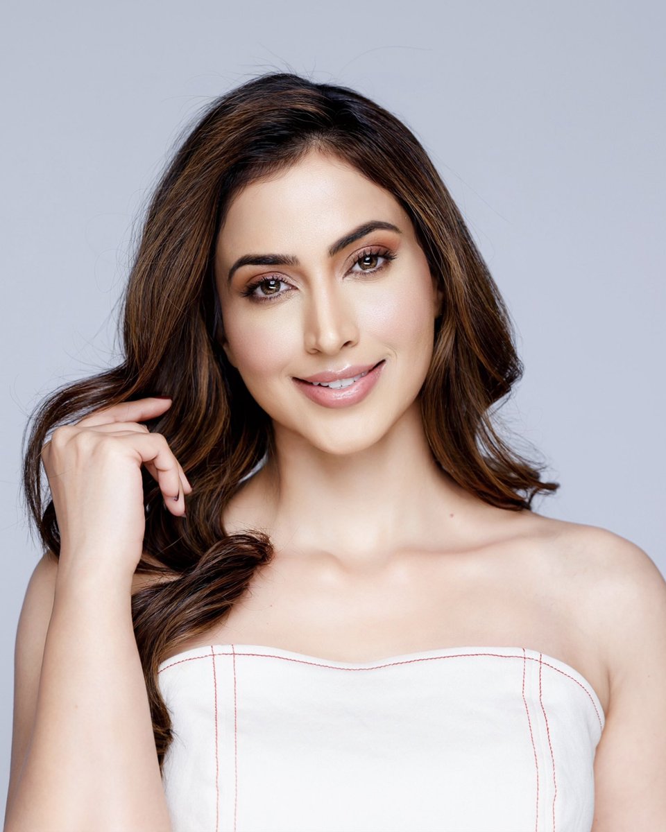 Soft like stardust ✨, bold like a wish come true 🤍🦢

#samairasandhu #samairasandhuofficial