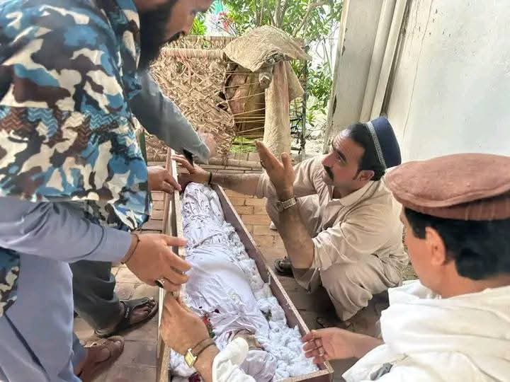 ENGRSultanMehm1's tweet photo. معصوم بچوں کو پلاسٹک میں بند کرکے آگے ہمارا لائحہ عمل اسلام آباد ہوگا۔
اگر ریاست نے اس معصوم بچوں کے ساتھ راستے میں کوئی مزاحمت اختیار کی تو اب پشتون قوم کا صبر ختم ہوچکا ہے پھر وہ گلہ نہ کرے کہ پشتون کس طرف گئے ۔
#PashtunRejectMilitarization https://t.co/y8XyGWB5o1