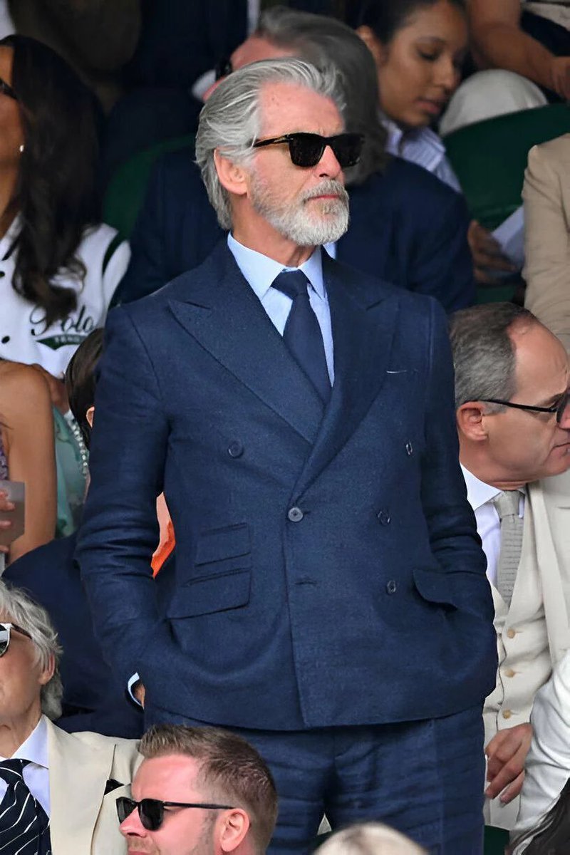Rosadelejos2025's tweet photo. Miren lo que es Pierce Brosnan a los 72, y ustedes lloran porque las ghostea Roberto de Colegiales. https://t.co/CTeOeyoS6c