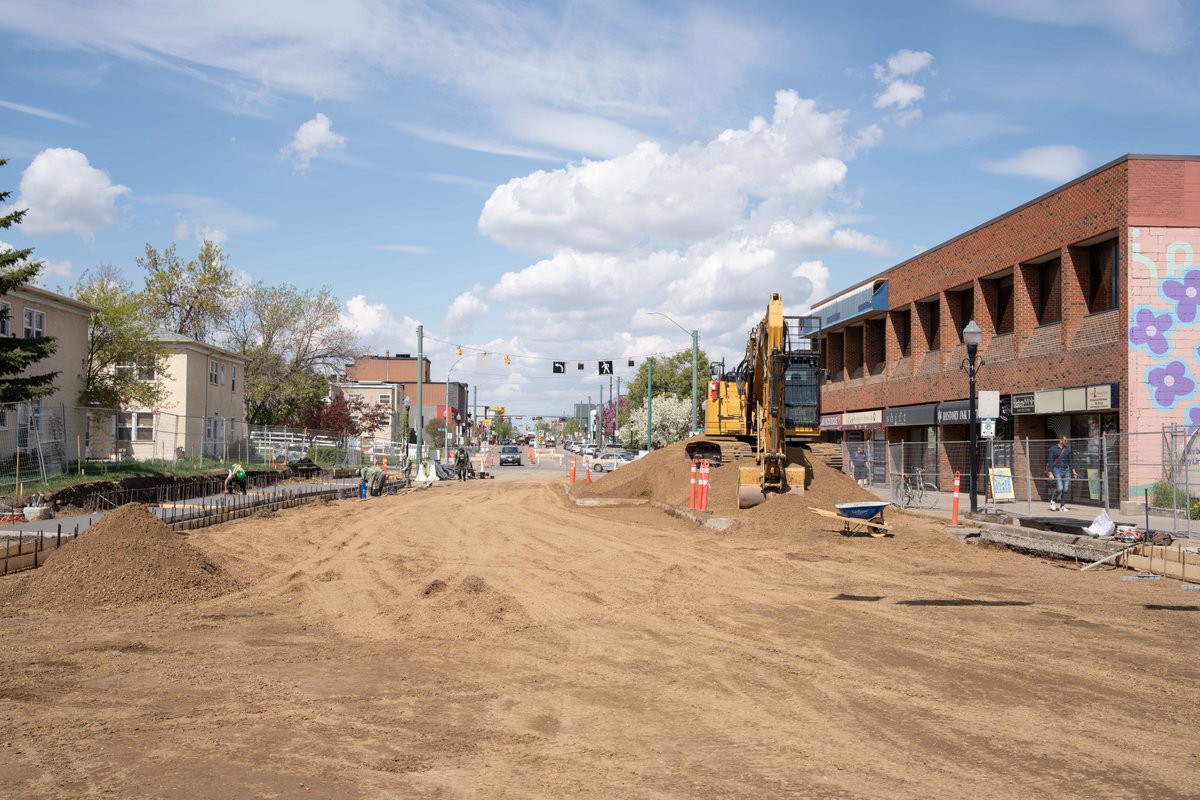 🔨 We’re halfway through the full-closure work at 124 St &amp; Stony Plain Rd for the #ValleyLineWestLRT!
✅ Roadway &amp; sidewalk removals, utilities, soil cells done
⚒️ Curbs, sidewalks, paving &amp; track slab underway

Thanks for your patience!
📍 More info: tinyurl.com/yc2yyx7b