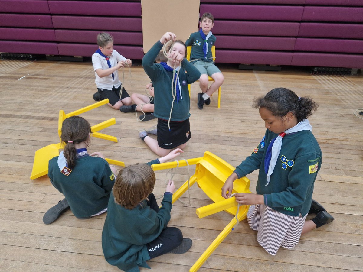 8thReigate's tweet image. More knotting and games tonight. So good to see the pride when the cubs mastered a knot! @RAACoCurriculum @RAASchoolGatton @surreyscouts @ReigateScouts