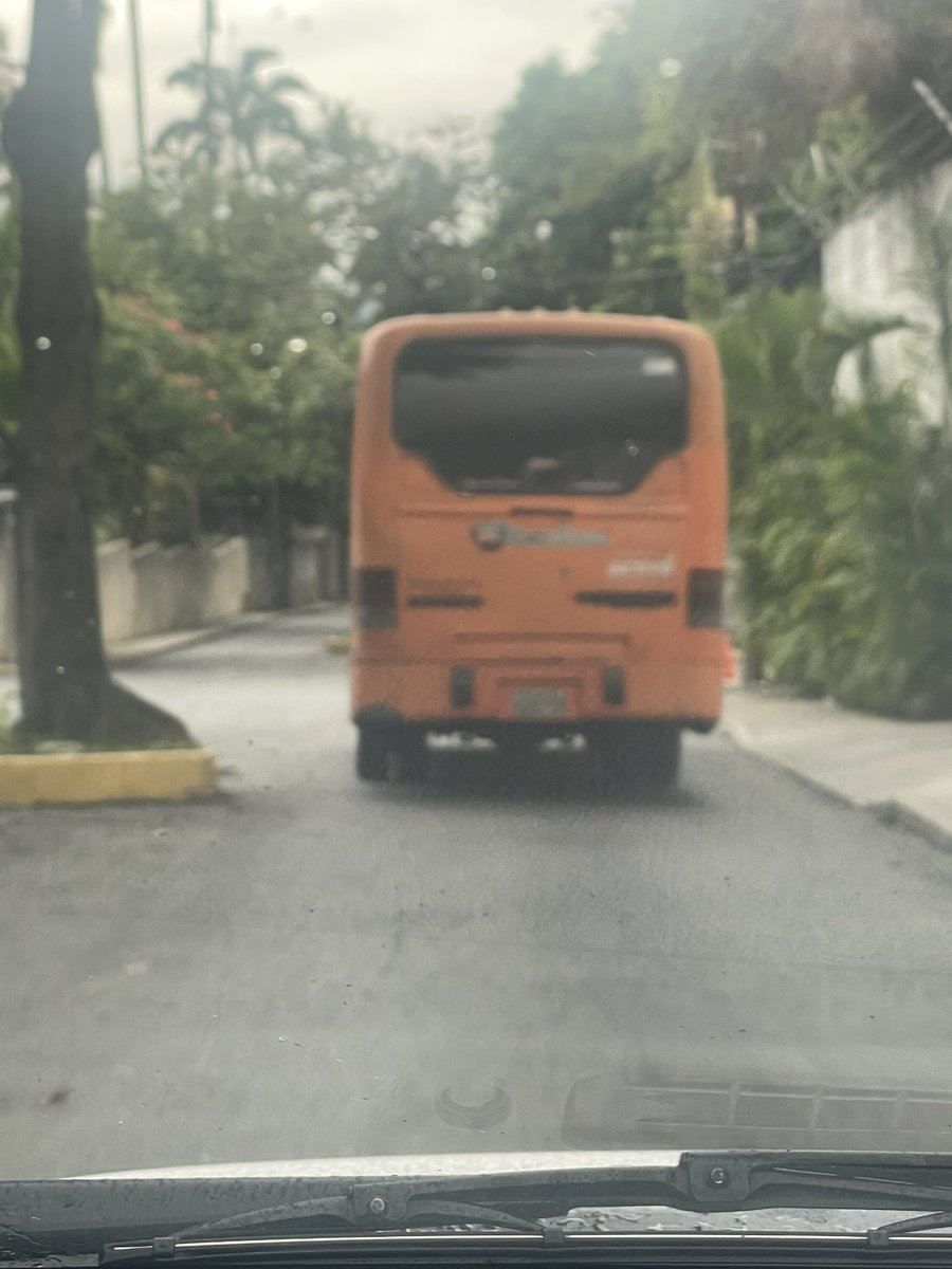ODOLEO's tweet photo. @Chacao @policiachacao 
Buenas tardes a todos hay que controlar la velocidad de los colectivos en los palos grandes https://t.co/vckAegmMx8