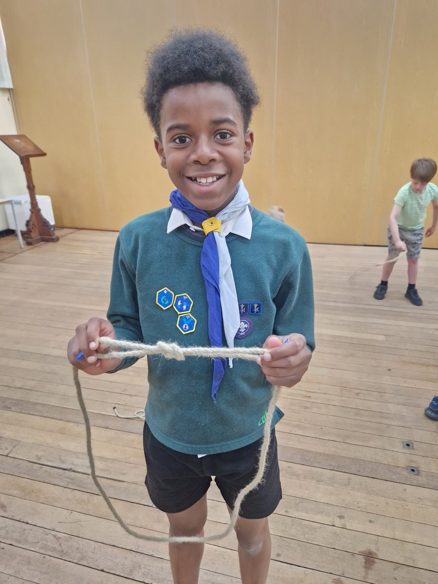 8thReigate's tweet image. More knotting and games tonight. So good to see the pride when the cubs mastered a knot! @RAACoCurriculum @RAASchoolGatton @surreyscouts @ReigateScouts