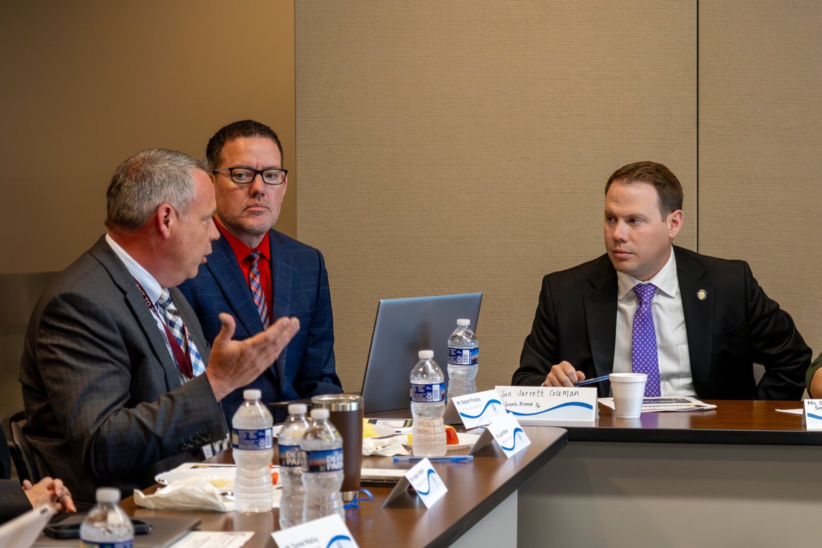 CLIU21's tweet photo. Working with our legislators in Harrisburg is incredibly important. Senators, representatives, and legislative aides sat down with our area school district superintendents and administrators to have deep discussions about problems facing public education.
#helpingchildrenlearn https://t.co/98CUZ7iHql