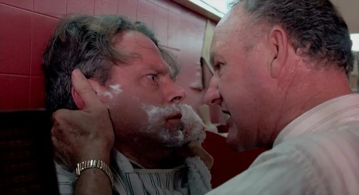 "Quiero que esto quede bien claro agente, ahora mismo te cortaría el cuello y me importa un huevo lo que pongan en el informe oficial."
🎬 Arde Mississippi (1988)
