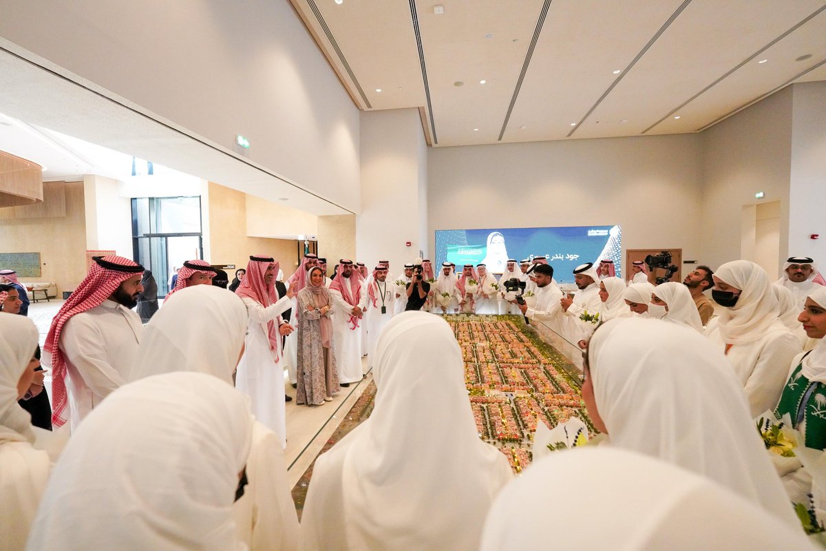 احتفلت #مجموعة_روشن بأبطال المنتخب السعودي للعلوم والهندسة بعد عودتهم إلى المملكة متوجين بـ 23 جائزة عالمية في #آيسف_2025، وذلك خلال زيارة خاصة نظمتها المجموعة بحضور الرئيس التنفيذي للتسويق والتواصل للمجموعة، غادة الرميان، والأمين العام المكلف لمؤسسة الملك عبدالعزيز ورجاله