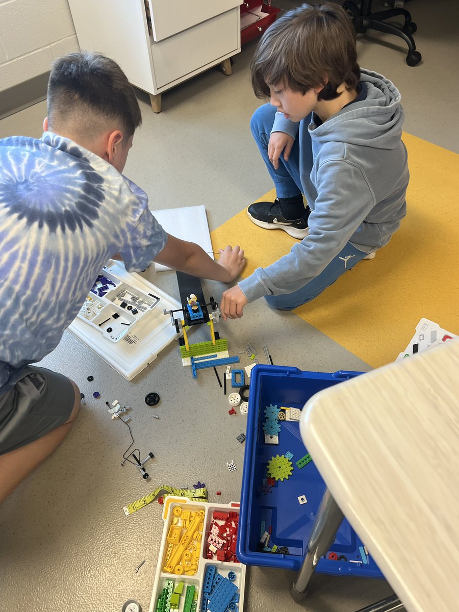 Joyduncan17's tweet image. Ss putting cars to the test-racing across surfaces to measure distance &amp;amp; explore force &amp;amp; motion. #LEGOscience @ccpsinfo #belonggrowsoartogether 💙💚