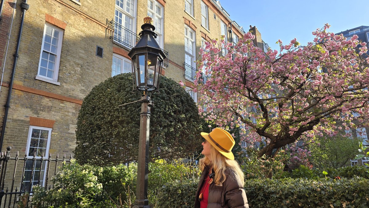 London’s surviving gas lamps are objects of beauty. There are around 1,300 still working. In my latest video you can discover where to find them as Helen from Elan Walks shows us some of her favourites. Watch the video here youtu.be/rq5VWPT0GF8