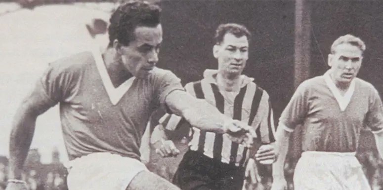 #OnThisDay in 1️⃣9️⃣2️⃣7️⃣ Lindy Delapenha was born✨️
🔵In 1948 he became #Portsmouth's 1️⃣st Black footballer &amp; made 4️⃣0️⃣0️⃣+ appearances for #Boro &amp; #Stags ✨️
🌎Born in Jamaica🇯🇲, with #Pompey he became the 1️⃣st Black footballer to win a Division 1️⃣ title✨️ #ReggaeBoyz