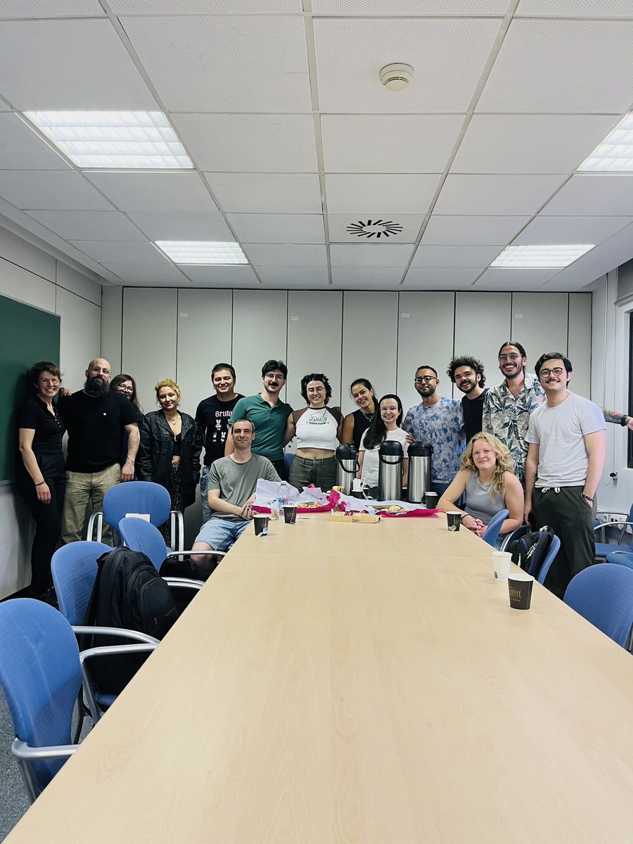 Bertamperez's tweet image. ¡Los žižekianos de Valencia en una piña!
Hoy cerramos el curso del Máster sobre Žižek hablando de la lectura hegeliana de Marx. ¡Nos lo hemos pasado bárbaro y para mí ha sido una experiencia fantástica! ¡Mil gracias a todos! Best group ever! 
@Slavojiek @CrisisCritique @zizekand