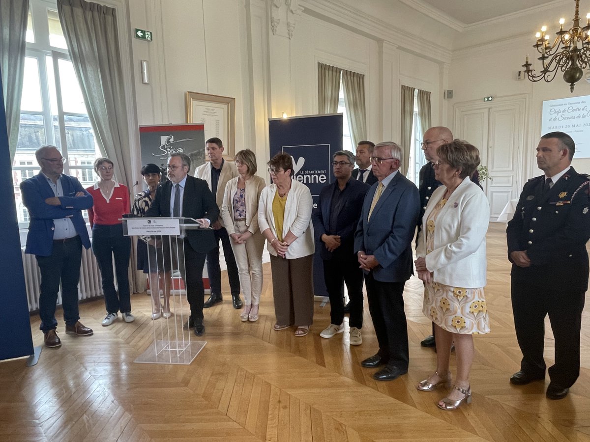 #SDIS86 🚒 | Alain Pichon, Président du #Département86 et Benoît Coquelet, Président du <a href="/sdis86/">@sdis86</a> ont présidé une cérémonie de mise à l’honneur de 5️⃣0️⃣ chefs de Centre d’Incendie et de Secours de la #Vienne86 à l’Hôtel du Département. 
👏 Félicitations pour leur engagement