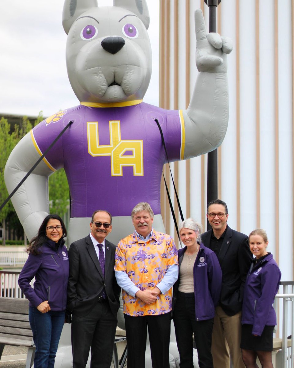 We 💜 #UAlbany!

Faculty and staff gathered at the Small Fountain today for the annual Summer Social to celebrate the incredible people who make our campus great. Huge thanks to everyone for their hard work and dedication. ⭐