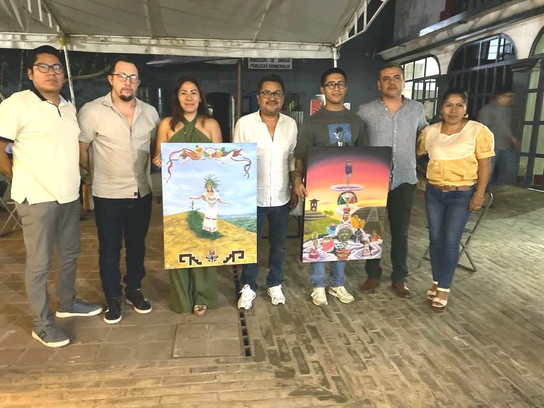 diarioelfortin's tweet photo. 📌🎨En las Nubes: La Fiesta Grande del Cerrito de Zaachila

Obra del artista zaachileño Jorge Iván Martínez Vargas será la imagen de las fiestas del Lunes del Cerro en Zaachila 2025👨‍🎨

Lunes 28 de julio a las 13:00 horas, la celebración del Lunes del Cerro más importante de Oaxaca, posterior a la Guelaguetza oficial 

El Ayuntamiento de la Villa de  Zaachila, que preside el C.P. Ernesto Vargas López, presentó la imagen oficial del LAANII ROO XTEN SII XTE ZAALLIL 2025, Fiesta Grande del Cerrito de Zaachila, titulada "En las Nubes", creada por el artista zaachileño Jorge Iván Martínez Vargas, obra que representa la esencia y el simbolismo de nuestra fiesta y sus 8 regiones, destacando la conexión entre nuestra cultura y nuestras raíces.

La pintura describe la zona arqueológica de Zaachila, la urna de Pitao Cosijo y la cultura Zapoteca y Mixteca, reflejando la identidad de nuestro pueblo. Cabe destacar que, en el marco de esta fiesta, se llevó a cabo un concurso de arte donde resultó ganador del segundo lugar Bryan Arayh Méndez Márquez con la obra "El paseo de Cozobi", una pieza que representa a una de las deidades principales de la cultura zapoteca en Zaachila. Ambas obras son un ejemplo del talento y la creatividad de nuestros artistas locales, y nos permiten apreciar la riqueza cultural de nuestra comunidad.
“En las nubes” nos plasma la zona arqueológica y la urna que representan nuestra herencia cultural y conexión con el pasado de la cultura Zapoteca-mixteca y la Copa Colibrí simbolizan la riqueza y refinación de nuestros antepasados.

Los rostros con ojos cerrados representan la conexión que tenemos como oaxaqueños con nuestra cultura e identidad. El LAANII ROO XTEN SII XTE ZAALLIL 2025 es una de las celebraciones más importantes de México y por supuesto, de Oaxaca y Zaachila.
Este Lunes del Cerro de Zaachila representa la primera festividad más importante de Oaxaca, luego de la Guelaguetza oficial, y reúne a nuestra comunidad para celebrar nuestra cultura y nuestra identidad. Esta fiesta es un momento para honrar nuestras tradiciones y compartir nuestra riqueza cultural con visitantes de todo el estado.

El presidente Ernesto Vargas López destacó que la imagen "En las Nubes" nos representa como pueblo, con nuestra historia, cultura y nuestro sentido de pertenencia. Es un símbolo de orgullo y unidad, y nos invita a reflexionar sobre nuestra conexión con el pasado y nuestro compromiso con el futuro.

¡No te pierdas esta experiencia única! Ven y celebra con nosotros la Fiesta Grande del Cerrito de Zaachila. ¡Viva Zaachila!

#FiestaGrandeDelCerritoDeZaachila
#LaaniiRooXtenSiiXteZaallil
 #Zaachila #CulturaZapoteca #CulturaMixteca
 #IdentidadOaxaqueña
 #CelebraciónCultural
 #VivaZaachila
#OaxacaCultural
#TradicionesDeOaxaca
#CulturaOaxaqueña #FiestasYCelebraciones