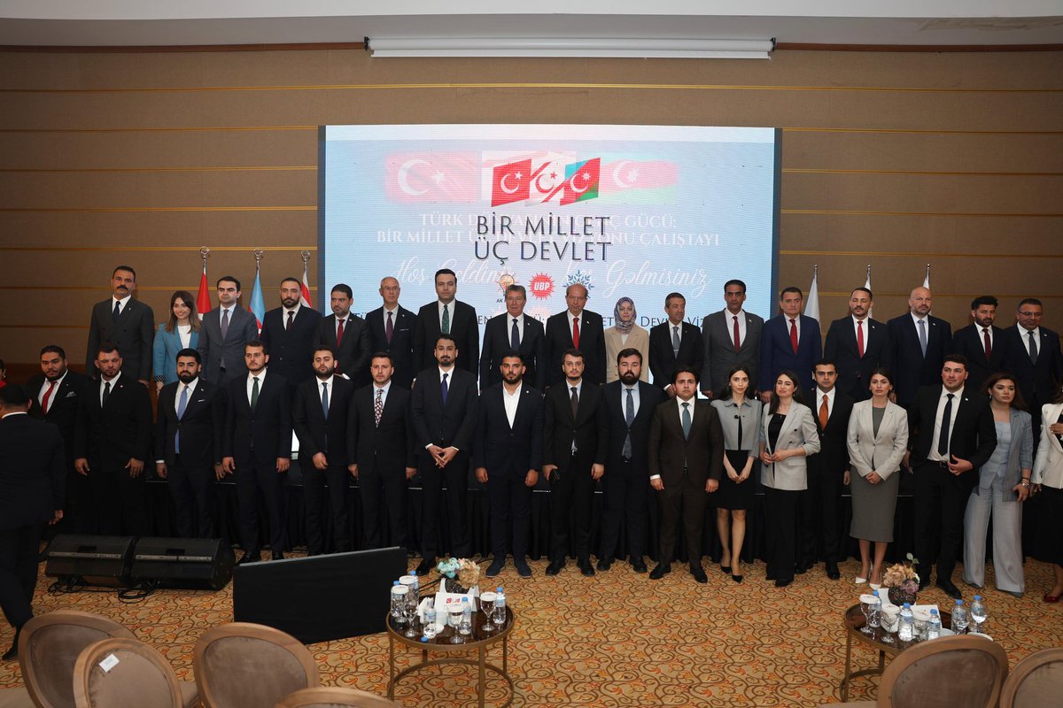 FatihAydemir45's tweet photo. 📍KKTC

“Türk Dünyasının Genç Gücü: Bir Millet, Üç Devlet Vizyonu” temasıyla KKTC’de düzenlenen çalıştayda, AK Parti, Yeni Azerbaycan Partisi ve Ulusal Birlik Partisi gençlik teşkilatları olarak bir araya geldik.

KKTC Cumhurbaşkanı Sayın Ersin Tatar ve Başbakan Sayın Ünal Üstel’in teşrifleriyle gerçekleşen programda, 8 farklı masa etrafında önemli başlıklar ele alındı. Bizler de; ortak burs ve değişim programları, akademik iş birlikleri, genç akademisyen fonları ve dijital entegrasyon konularında kapsamlı istişarelerde bulunduk.

AK Parti Gençlik Kolları Başkanımız Sn. @avyusufibis ’in liderliğinde katıldığımız bu çalıştay, yalnızca dostlukların değil, aynı zamanda kurumsal iş birliklerinin ve ortak gelecek vizyonunun temellerinin atıldığı güçlü bir zemin oldu.

Bir milletin üç ayrı devleti olarak, aynı tarihî mirası paylaşan, aynı hedeflere yürüyen gençleriz. Bu bilinçle, Türk Dünyası’nın genç kadroları olarak yarınlarımız için birlikte çalışmaya devam edeceğiz.

Bu anlamlı organizasyonda emeği geçen herkese teşekkür ediyor, birlik ve beraberliğimizin daim olmasını temenni ediyorum.