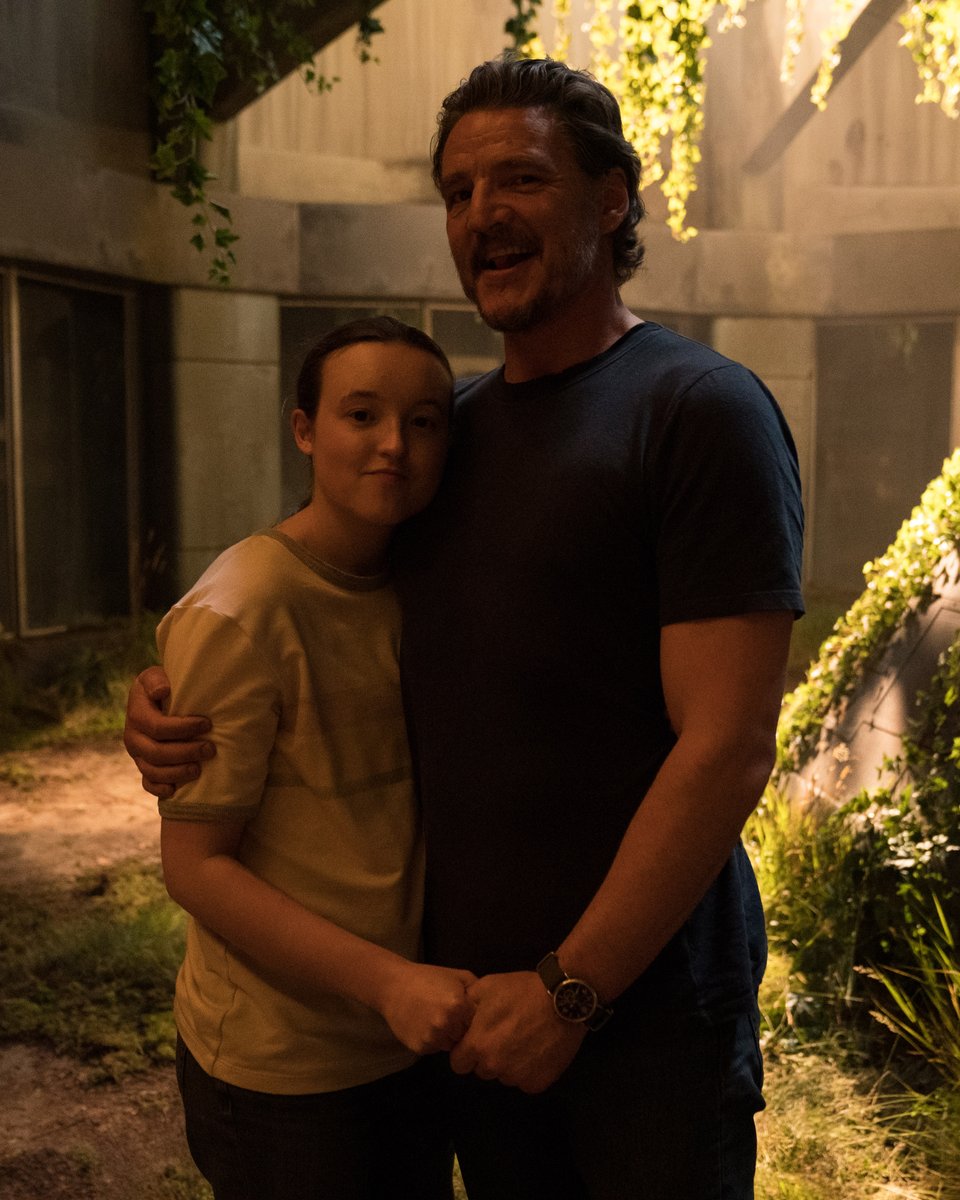 TheLastOfUsBR's tweet photo. HBO divulga fotos oficiais do último dia de Pedro Pascal e Bella Ramsey juntos no set de The Last of Us, fingindo que tá tudo bem... 
NÃO TÁ TUDO BEM! 🥺😭 https://t.co/ipCcnFz20s