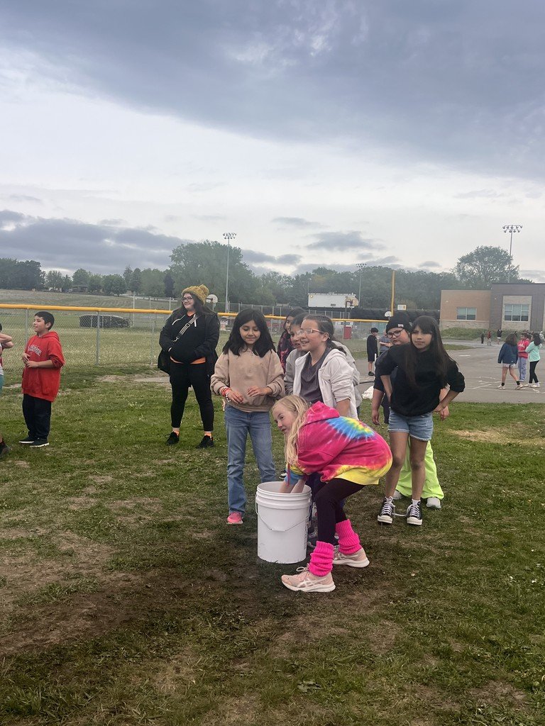 Yesterday was chilly, but we still had a blast! ❄️🎉 Field Day is definitely one of our favorite days of the year! 🏃‍♀️🏅😄
¡Ayer hizo frío, pero igual nos divertimos muchísimo!  ¡El Día de Campo definitivamente es uno de nuestros días favoritos del año!
#JeffersonJourney🐝