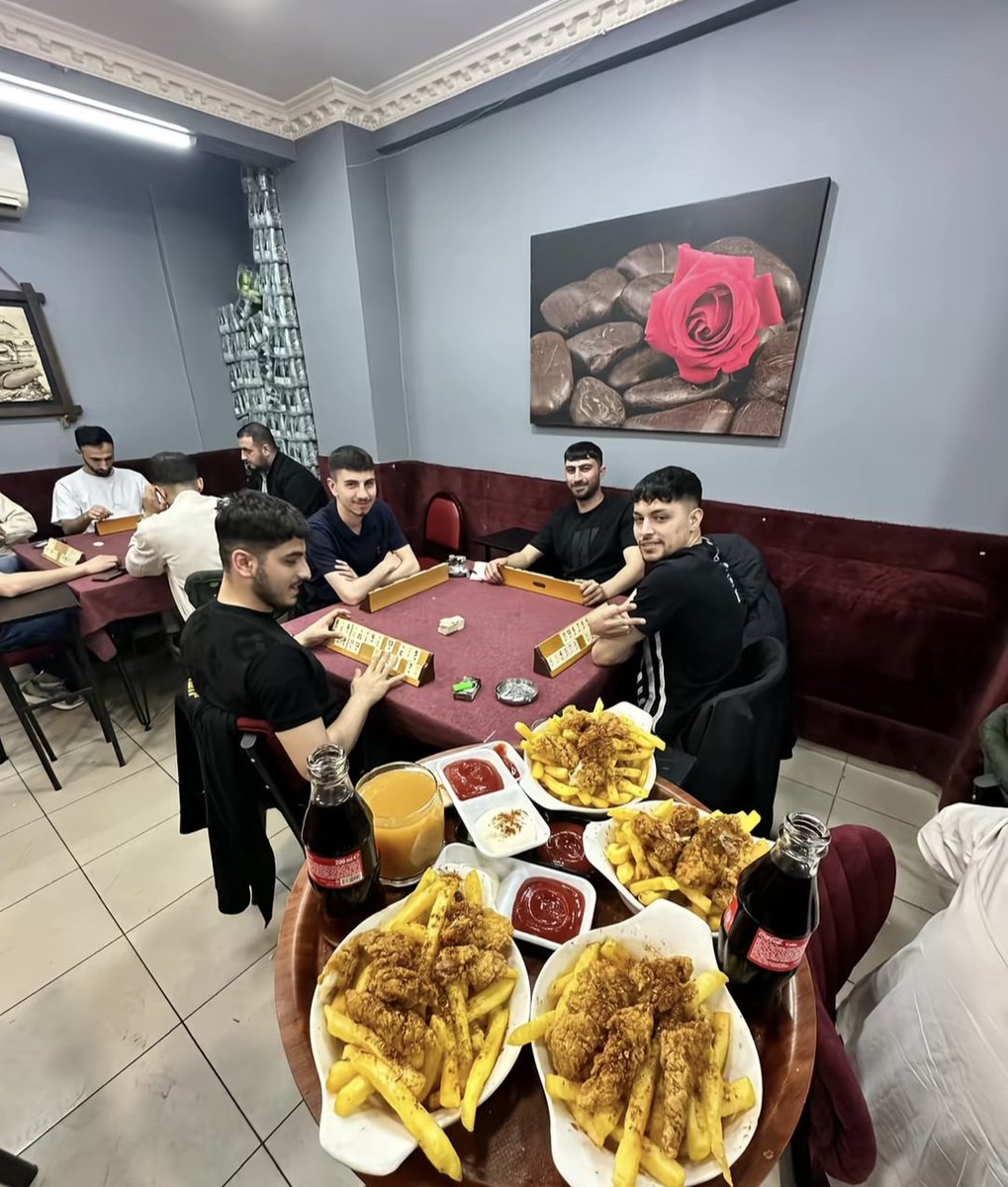 Beyoğlu'nda bulunan Mutlu Kıraathanesi, geleneksel kıraathane anlayışının dışına çıkarak yaptığı göz alıcı sunumlarla sosyal medyada büyük ilgi görüyor.