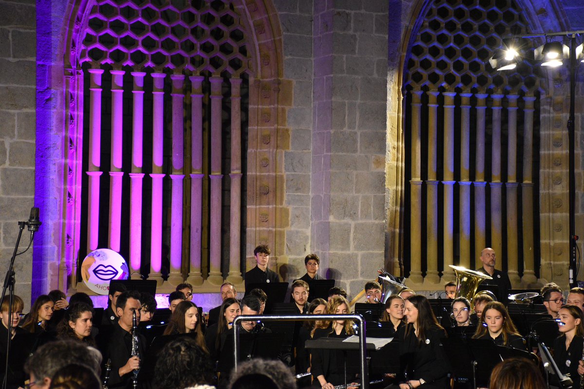 🎵🫰🏻 ESKERRIK ASKO ❤️‍🔥🎶

Beste behin elizako klaustroa beteta ikusi genuen debarren eguneko kontzertuan! 🎷🎺

Larunbateko kalejiran ere ederki igaro genuen!💃🏻🕺🏻

Horrelako babesa jasotzea ikaragarria da!🥰🫶🏼

Hemen ostiral gabeko argazki batzuk!
📸 Inma Alberdi