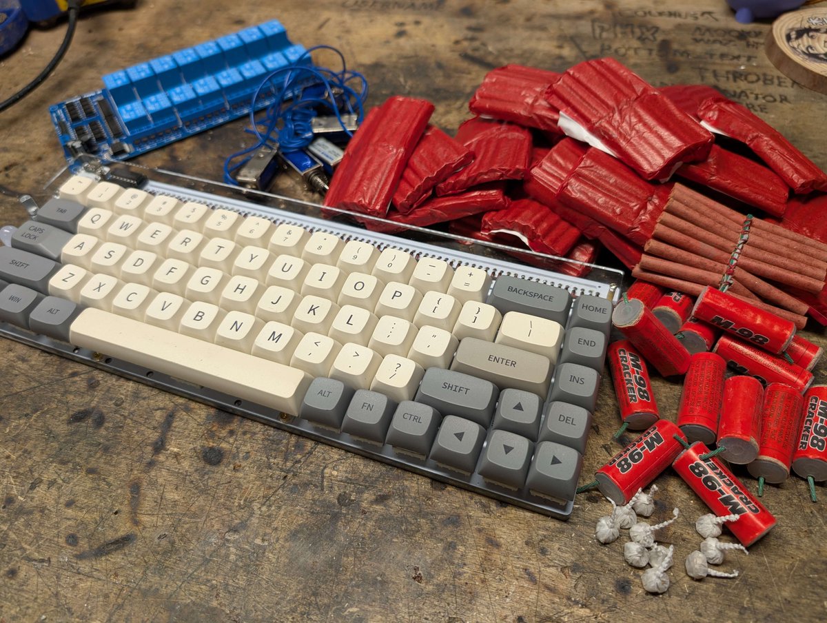uwutoowo1's tweet photo. IN 2 1/2 HOURS (6PM EDT) these mechanical keyswitches aren't loud enough, so we're gonna make the loudest keyboard in existence https://t.co/rTt7K5mRK3