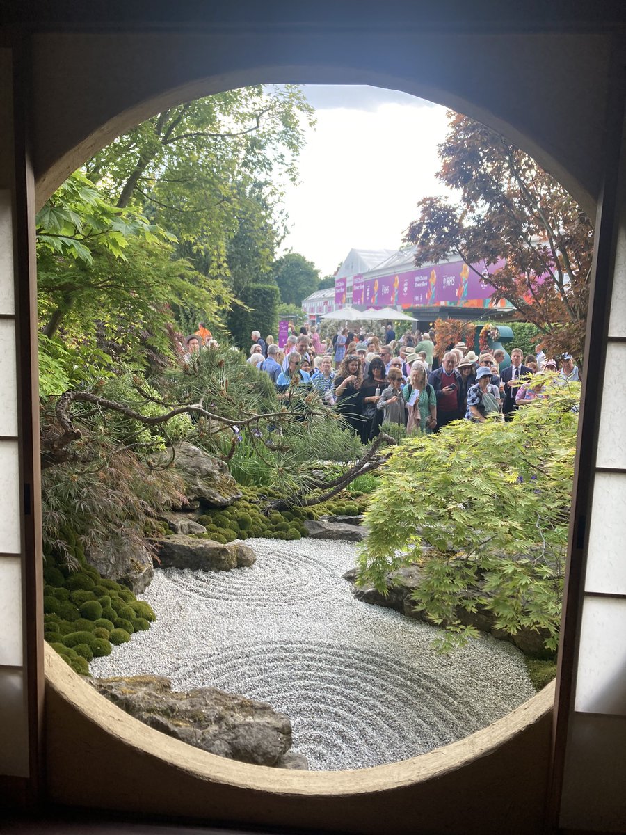Huge congratulations 👏👏👏to Mr Kazuyuki Ishihara on winning the RHS Chelsea Garden of the Year ㊗️!!!
Even Paddington joined us to celebrate this grand prize!!
<a href="/The_RHS/">The RHS</a> #ChelseaFlowerShow2025