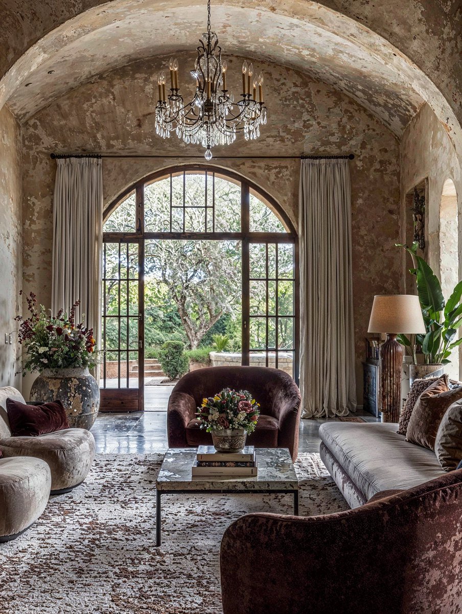 Decorilla's tweet image. When classic charm meets plush comfort, you get a living room that feels like a warm hug. 🛋️🌸 

Drop a ❤️ if you’d chill here!

#ClassicVibes #ComfyLiving #ChicInteriors #HomeGoals #DesignLovers