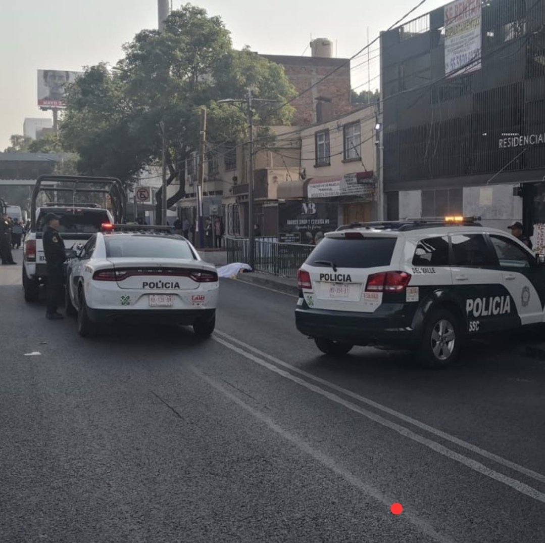 Al principio también creí que el video era fake, pero viendo a detalle se ve el mismo letrero, barandal, marca vial en el asfalto... #XimenaGuzmán