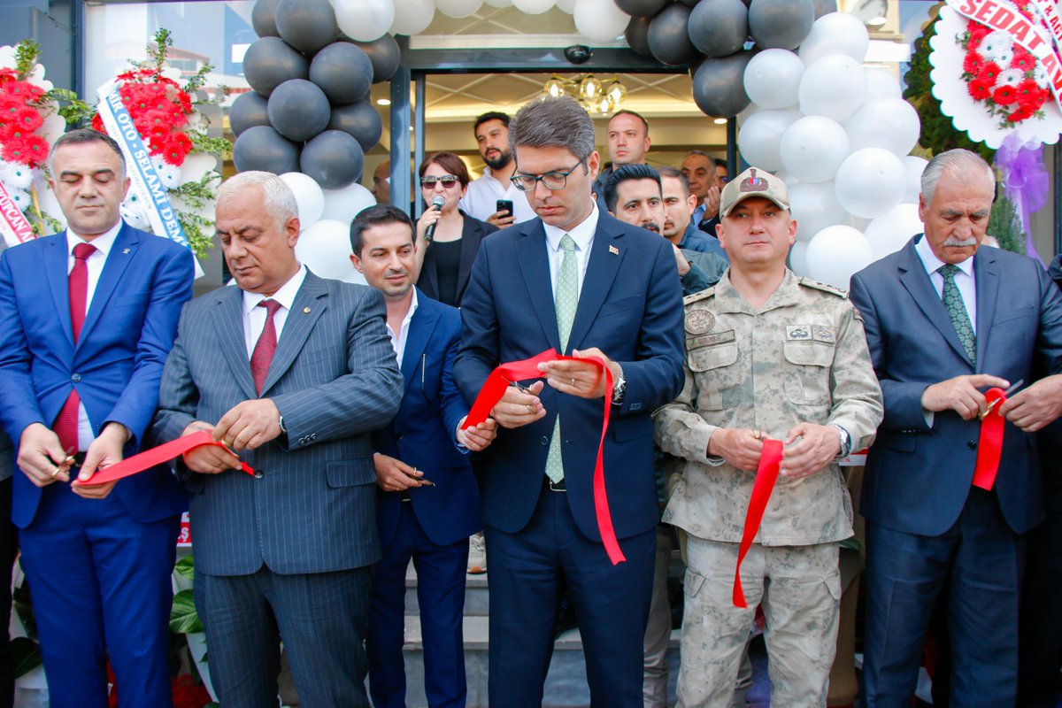 Vanyolu Caddesinde  hizmete açılan Mert AKYOL, Doğuş AKYOL, Abdurrahman Taha KARADAĞ, Ebubekir KARTAL ve Alper NALBANTOĞLU' na ait Köprülü Gece Dönercisi işletmesinin açılışına katıldık. İşyerinin değerli sahiplerine ve ilçemize hayırlı olmasını temenni eder bol kazançlar dileriz
