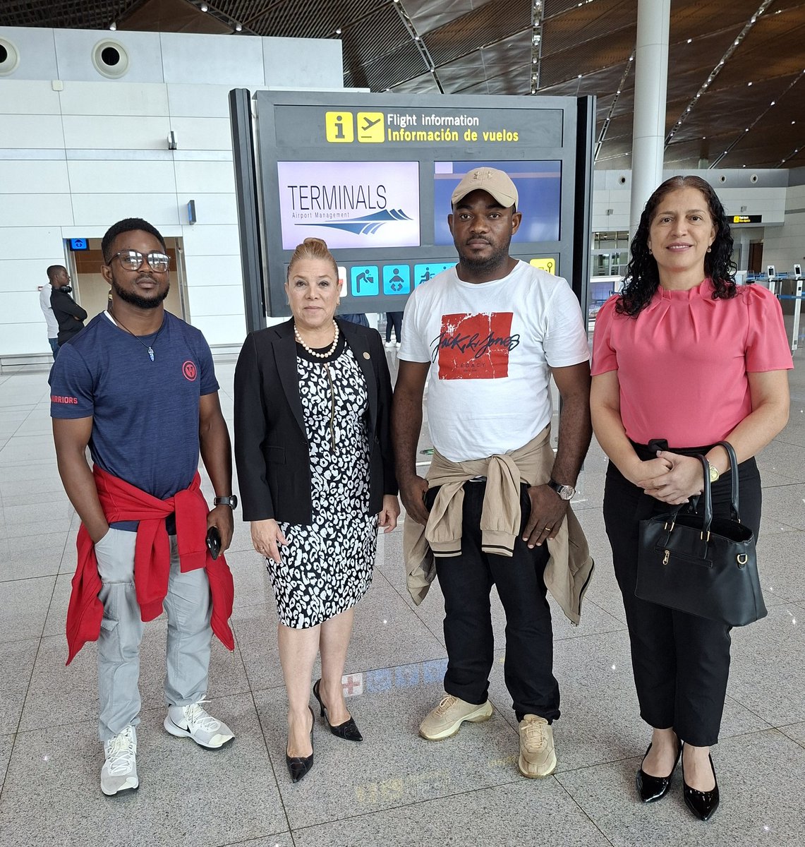 En el Aeropuerto Internacional de Malabo, despedimos a parte de la delegación de Guinea Ecuatorial que asiste a Venezuela en calidad de acompañante internacional en las elecciones de Parlamentarios y Gobernadores, a celebrarse  el 25 de mayo de 2025.
<a href="/NicolasMaduro/">Nicolás Maduro</a> 
<a href="/yvangil/">Yvan Gil</a>