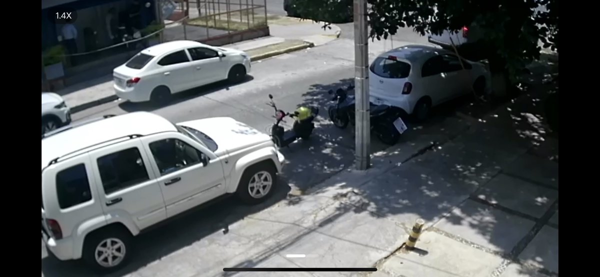 rodrigomarin's tweet photo. Bloque entrada de cocheras en calle Lincoln esquina con Justo Sierra en la colonia Vallarta Norte
La boleria/empleados lo han adoptado como parking, obstruyendo las cocheras.
@vallartanortesl
@movilidadGDL
@policiavialb13
@policiavial
@GuadalajaraGob
@TransporteJal
@JaliscoVial https://t.co/pn1C0RT6pW