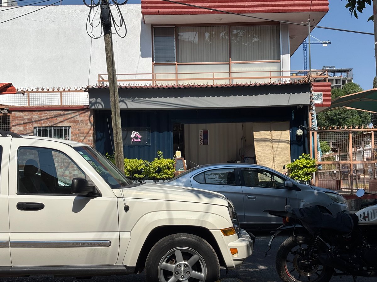 rodrigomarin's tweet photo. Bloque entrada de cocheras en calle Lincoln esquina con Justo Sierra en la colonia Vallarta Norte
La boleria/empleados lo han adoptado como parking, obstruyendo las cocheras.
@vallartanortesl
@movilidadGDL
@policiavialb13
@policiavial
@GuadalajaraGob
@TransporteJal
@JaliscoVial https://t.co/pn1C0RT6pW