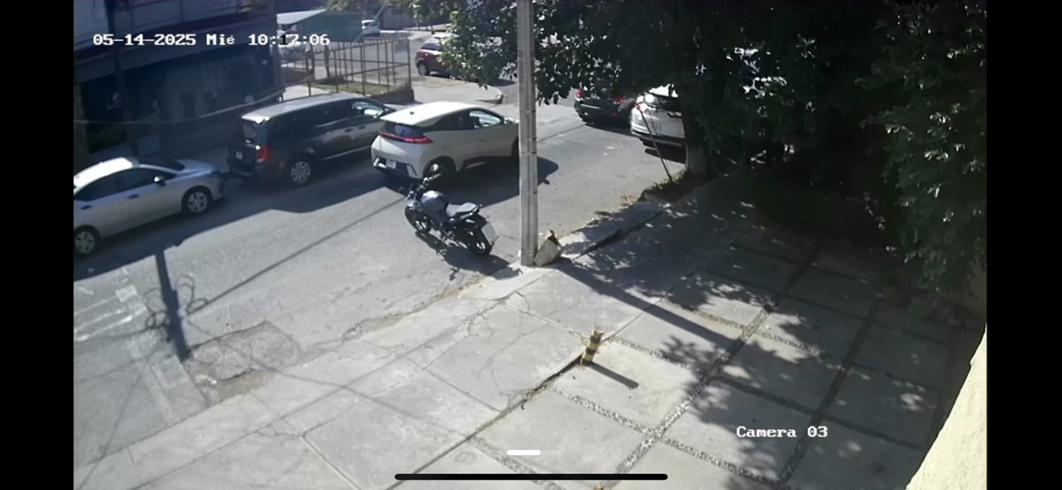 rodrigomarin's tweet photo. Bloque entrada de cocheras en calle Lincoln esquina con Justo Sierra en la colonia Vallarta Norte
La boleria/empleados lo han adoptado como parking, obstruyendo las cocheras.
@vallartanortesl
@movilidadGDL
@policiavialb13
@policiavial
@GuadalajaraGob
@TransporteJal
@JaliscoVial https://t.co/pn1C0RT6pW