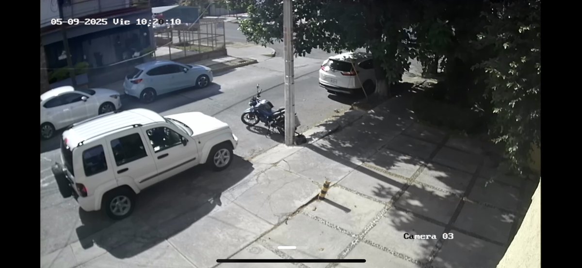 rodrigomarin's tweet photo. Bloque entrada de cocheras en calle Lincoln esquina con Justo Sierra en la colonia Vallarta Norte
La boleria/empleados lo han adoptado como parking, obstruyendo las cocheras.
@vallartanortesl
@movilidadGDL
@policiavialb13
@policiavial
@GuadalajaraGob
@TransporteJal
@JaliscoVial https://t.co/pn1C0RT6pW