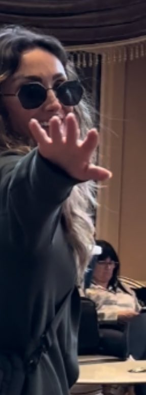 Y si os cuento que <a href="/Anahi/">Anahi</a> sin quererlo me regaló un momento portiñon? Imaginad, ella despidiéndose así mientras de la nada suelta “Apapachen mucho mucho a Dul, denle mucho amor” y yo 🥹💜 <a href="/DulceMaria/">Dulce Maria</a> quienes me recuerden de foros Univisión como frAnyDul imaginadme🥲❤️‍🩹❤️‍🔥 las adoro