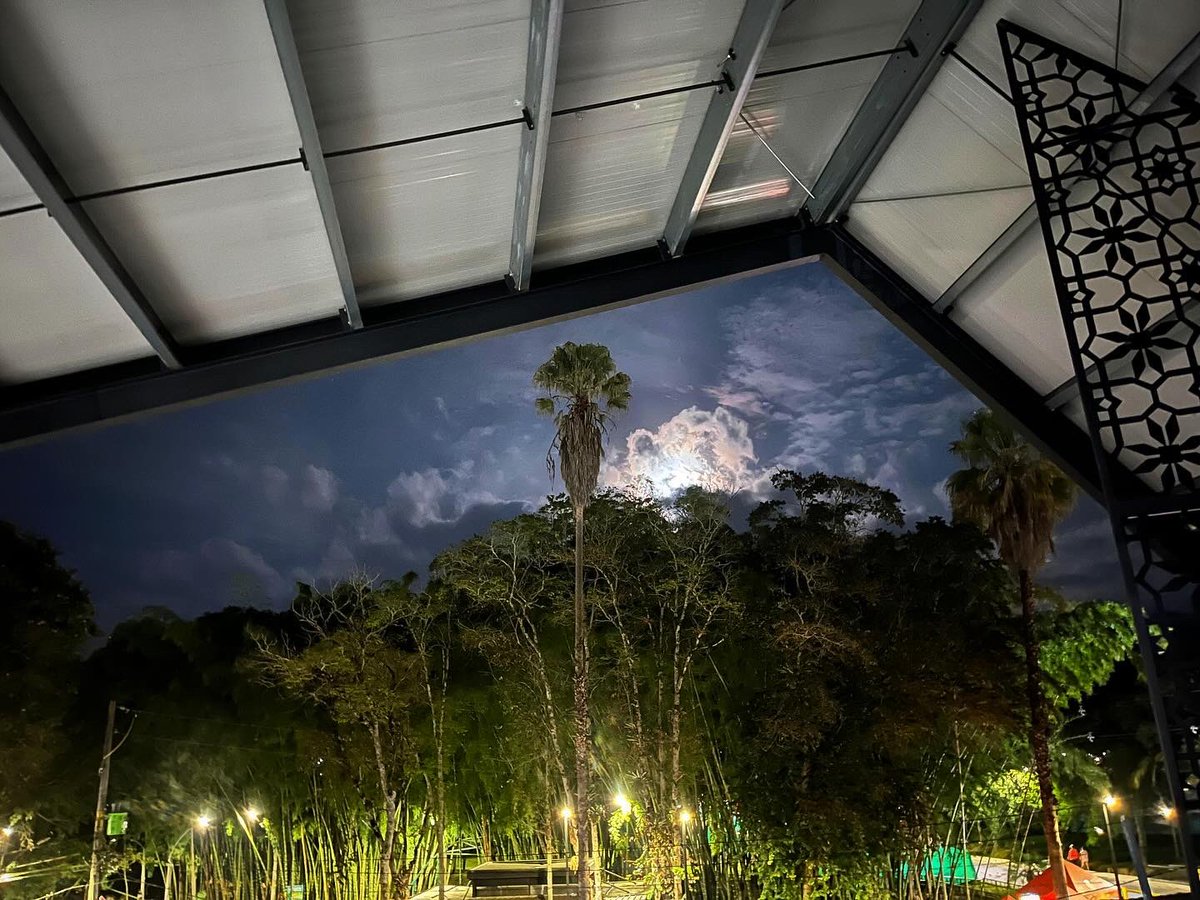 Megaproyectovia's tweet photo. Así se ve la luna desde nuestra plaza de mercado:
Una obra que no solo ilumina las noches, sino que ha transformado la vida de campesinos y cejeños. 🌕✨
Aquí, tradición y progreso se encuentran cada día.🌼 https://t.co/5CJEHXBWBP