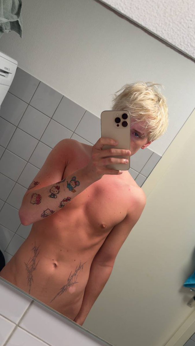 SuperSolidSquid's tweet image. RT if I should start OF again… 

Trying to see if I should start making content consistently 🐯